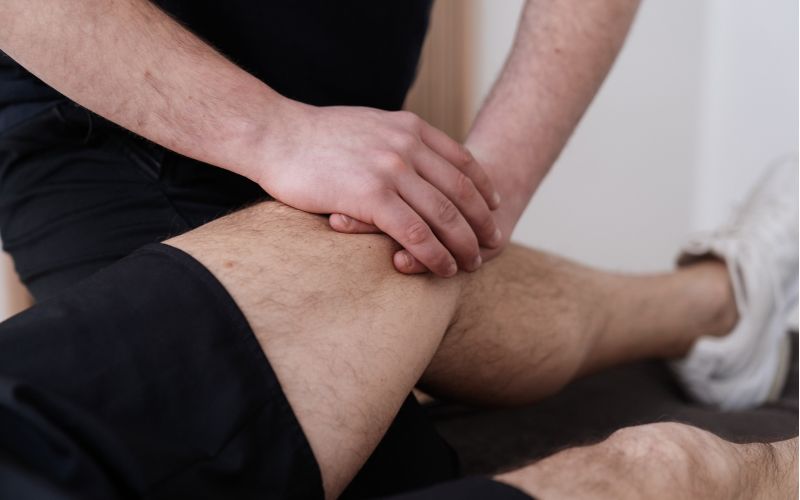 Detailsansicht bei der Schmerzbehandlung am linken Knie